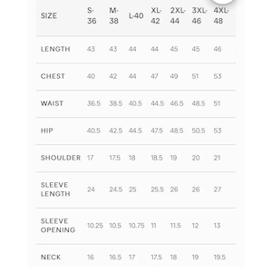 K&ouml;nnte beinhalten: Gr&ouml;&szlig;entabelle f&uuml;r Kleidung mit Ma&szlig;en in Zoll f&uuml;r verschiedene Gr&ouml;&szlig;en: S-36, M-38, L-40, XL-42, 2XL-44, 3XL-46, 4XL-48. Es werden Ma&szlig;e f&uuml;r L&auml;nge, Brustumfang, Taille, H&uuml;fte, Schulter, &Auml;rmell&auml;nge, &Auml;rmelaufschlag und Hals angegeben.