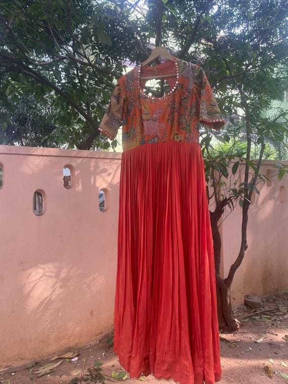 kalamkari anarkali dress designs Stunning Kalamkari Print Anarkali Set. Elevate your ethnic wardrobe with  the timeless charm of our latest Kalamkari Anarkali Set.  Fabric: Premium,  Cottonperfect for all-day wear.  Design: A brick red base