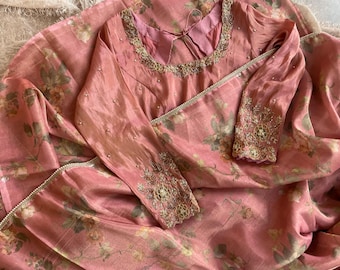 Rosa Seiden Saree mit handbestickter Bluse/rosa Blumen Saree mit rosa Handarbeit Bluse/rosa Blumen Saree mit Bluse