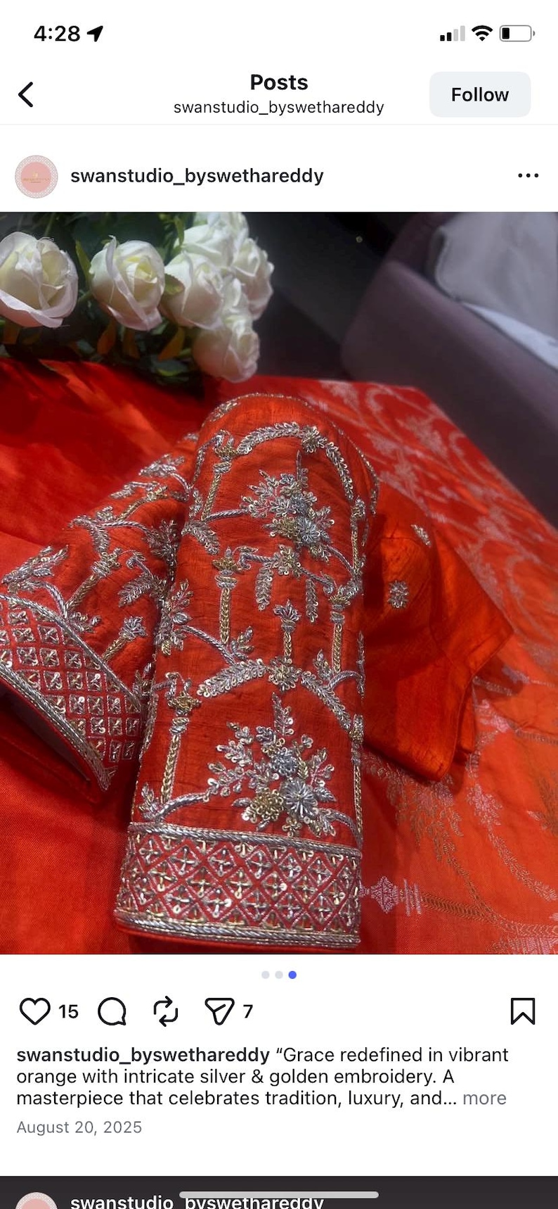 K&ouml;nnte beinhalten: Nahaufnahme eines orangefarbenen Kleidungsst&uuml;cks mit aufwendiger Silber- und Goldstickerei. Das Design zeigt detaillierte Blumenmuster und geometrische Bord&uuml;ren. Der Stoff hat ein gl&auml;nzendes Aussehen und ist luxuri&ouml;s.