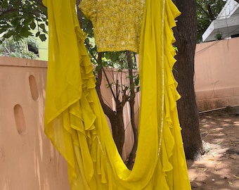 Sari con volantes amarillo mostaza: sari de cóctel de georgette con blusa bordada, blusa sari con volantes, sari mehendi, sari haldi, sari de cóctel