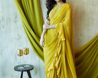 Sari amarillo mostaza con volantes: Sari de cóctel de georgette con blusa bordada.