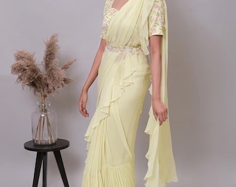 Sari con volantes y blusa / Sari amarillo con volantes y blusa cosida / Sari con cinturón y blusa / Sari amarillo moderno con volantes / Sari cóctel con cinturón