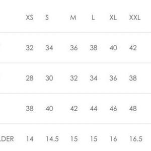 K&ouml;nnte beinhalten: Eine wei&szlig;e Tabelle zeigt Kleiderma&szlig;e in Zentimetern f&uuml;r Brust, Taille, H&uuml;fte und Schulter, mit Gr&ouml;&szlig;en von XS bis XXXL. Die Brustma&szlig;e reichen von 81 bis 112 cm.