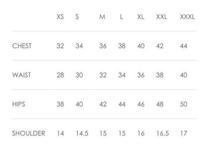 K&ouml;nnte beinhalten: Eine wei&szlig;e Tabelle zeigt Kleiderma&szlig;e in Zentimetern f&uuml;r Brust, Taille, H&uuml;fte und Schulter, mit Gr&ouml;&szlig;en von XS bis XXXL. Die Brustma&szlig;e reichen von 81 bis 112 cm.