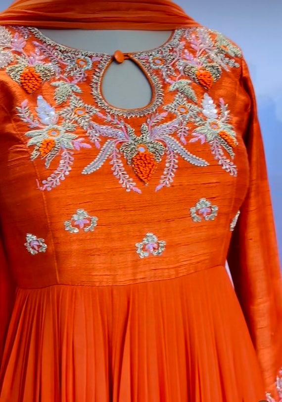 orange dress kurti This orange kurti features a beautiful blue section that adds a subtle contrast, ideal for both office settings and temple visits. Designed for comfort and style, it offers a blend of professionalism