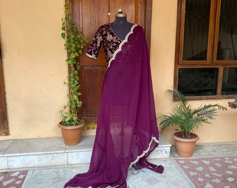 Zachte sari van organza met geborduurde pailletten, kant-en-klare blouse/paarse sari|cocktailsari/coquille-sari met opgestikte designerblouse