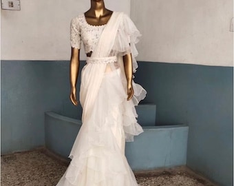 Sari con volantes color crema/sari con volantes blanco con blusa cosida/sari confeccionado con cinturón y blusa/sari con volantes de seda/sari con cinturón/sari lehenga