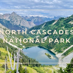 Pode incluir: Paisagem cénica do Parque Nacional North Cascades. A imagem apresenta um lago sereno rodeado por montanhas e florestas verdes exuberantes sob um céu nublado. O texto "NORTH CASCADES NATIONAL PARK" está sobreposto.