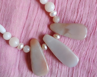 Pfirsich Mondstein Teardrop Halskette mit Glas, Pfirsich Aventurin, Perlen und Knochen