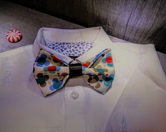 Papillon uomo realizzato a mano, fantasia fiori vintage con fondo bianco.  Si applica come una spilla!