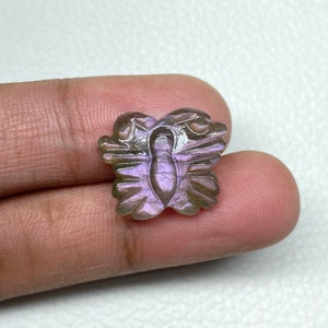 Rzeźba motyla z fioletowego labradorytu: naturalny luźny kamień szlachetny (10,60 ct, 15x19x5 mm)