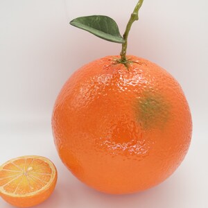 Grande céramique orange avec tige et feuille faite main Orange pour la décoration Fruits orange en céramique grande taille 20x20x20cm cadeau pour elle image 2