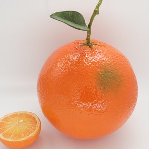 Handgemaakte keramische oranje sculptuur – keukendecoratie (7,9"/20 cm)