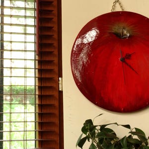 Handgemaakte keramische wandklok, 35 cm. Realistische 3D-geschilderde appel, keukendecoratie fruit unieke kunstklok