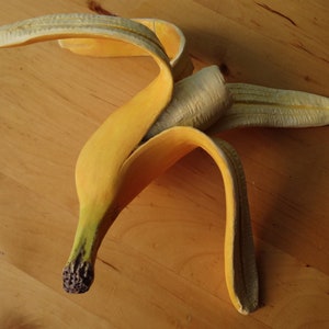 Ceramic Half-Eaten Banana – Realistic Handmade Yellow Banana Sculpture (1 pc), Lifelike Kitchen or Dining Decor