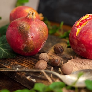 Ceramic Pomegranate (1pcs) natural size, Realistic fake fruit, Home Decor, Instagram photo prop, restaurant décor, Fruit, Gift, photo prop