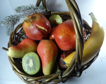 Fruits dans un panier en céramique pomme, citron, poire, orange, figue, cerises, fraises, grenade, figue de barbarie, mandarine, banane, abricot