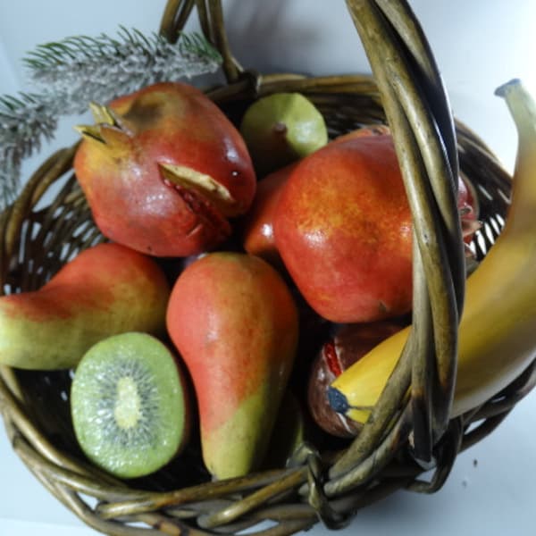 Fruits dans un panier en céramique pomme, citron, poire, orange, figue, cerises, fraises, grenade, figue de barbarie, mandarine, banane, abricot