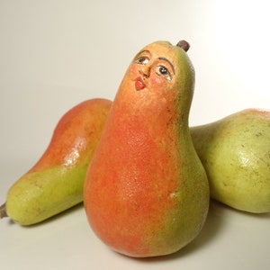 Handgemaakt keramisch peerbeeldje 1 stuk– Uniek artistiek decor