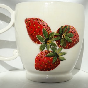 Taza de té de cerámica Taza de fresas Taza hecha a mano Mango en forma de letra pintada a mano