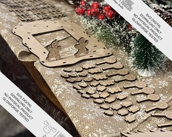 Può includere: Un calendario dell'avvento in legno a forma di casetta di pan di zenzero con un uomo e una donna di pan di zenzero ritagliati. Il calendario comprende 24 porte numerate da aprire ogni giorno di dicembre. Il calendario è progettato per l'uso con una macchina da taglio laser Glowforge.