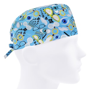 Puede incluir: Un gorro de quirófano azul y blanco con un patrón de tabla de visión y gafas. El gorro tiene un lazo en la parte posterior.