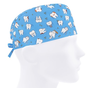 Può includere: Un cappello chirurgico azzurro con un motivo ripetuto di denti dei cartoni animati, alcuni con apparecchi ortodontici e impianti. Il cappello ha un laccio sul retro per una vestibilità regolabile. Design a tema dentale.