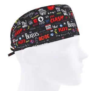 Peut inclure: Cagoule chirurgicale noire ornée de logos de groupes de rock, dont The Beatles, AC/DC et The Clash. La cagoule est dotée d'une fermeture à nouer et est conçue pour un ajustement confortable. Les logos sont multicolores sur fond noir.