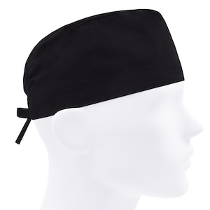 Op de afbeelding: Een effen zwarte chirurgische scrubcap, met een striksluiting aan de achterkant. De cap is gemaakt van een glad, mat materiaal en wordt getoond op een witte mannequinhoofd. De cap is ontworpen om het haar te bedekken tijdens medische procedures.
