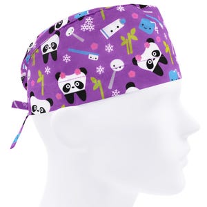 Può includere: Cappello chirurgico viola con un motivo ripetuto di panda, spazzolini da denti, dentifricio e bambù.