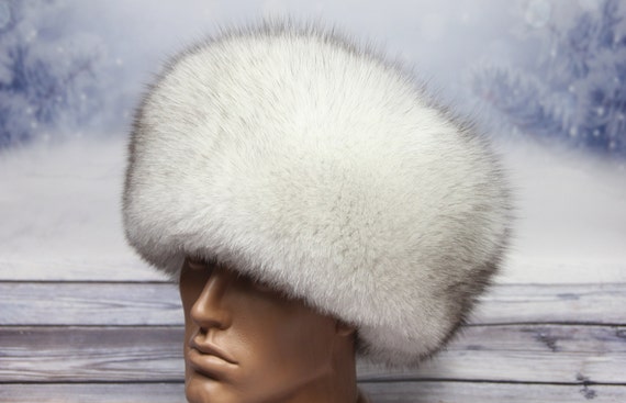 フェイクファーで作られた北極キツネの帽子。ロシア風の毛皮のよう
