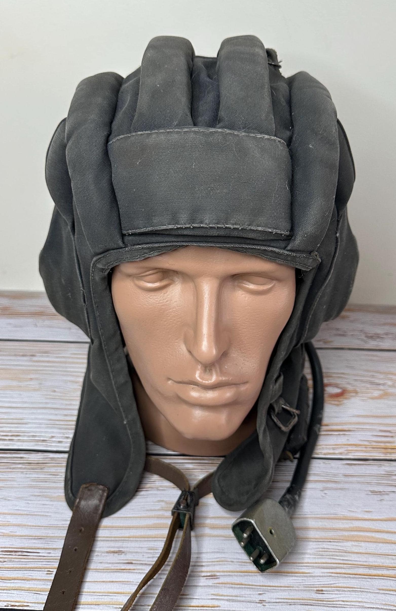 ロシア軍 ソ連軍 放出品 79年製 戦車ヘルメット 冬用 サイズ2 ロシア軍 ソ連軍 放出品 79年製 戦車ヘルメット 冬用 サイズ2 - メルカリ