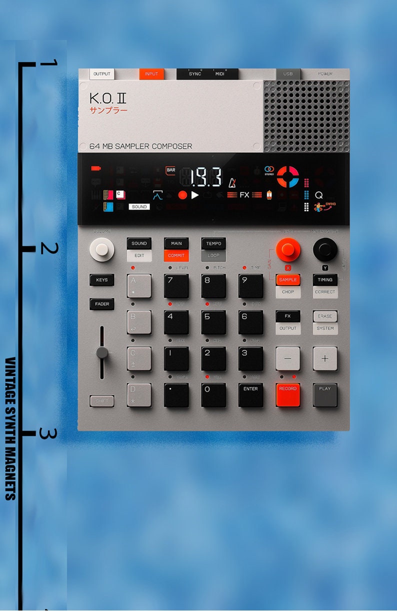 Puede incluir: Un K.O. II 64 MB Sampler Composer gris y negro con una pantalla roja y naranja. El sampler tiene una variedad de botones y perillas, incluyendo un fader, teclas y una perilla de tempo.