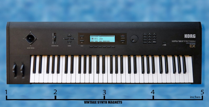 Peut inclure: Un synth&eacute;tiseur Korg Prophecy EX noir avec un clavier de 61 touches et un &eacute;cran num&eacute;rique. Le synth&eacute;tiseur mesure 12,7 cm de large.