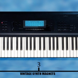 Peut inclure: Un clavier de synth&eacute;tiseur num&eacute;rique noir avec un &eacute;cran LCD bleu et le texte "D1/Ware" en haut &agrave; droite. Le clavier mesure 12,7 cm de large.