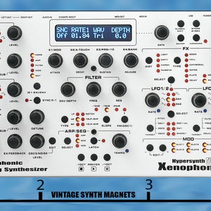 Puede incluir: Un sintetizador anal&oacute;gico blanco con botones y perillas negros. El sintetizador est&aacute; etiquetado como "Hypersynth Xenophone" y tiene una pantalla digital que muestra "SNC RATE1 WAU DEPTH Off 01.84 Tri 0.0". El sintetizador tiene 10 cm de ancho.
