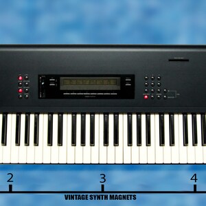 Peut inclure: Un synth&eacute;tiseur Korg M1 noir avec un clavier de 61 touches. Le clavier mesure 12,1 cm de large.