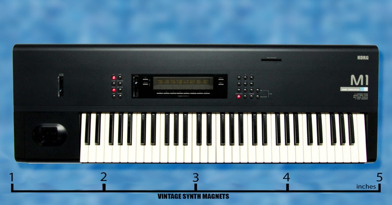 Peut inclure: Un synth&eacute;tiseur Korg M1 noir avec un clavier de 61 touches. Le clavier mesure 12,1 cm de large.