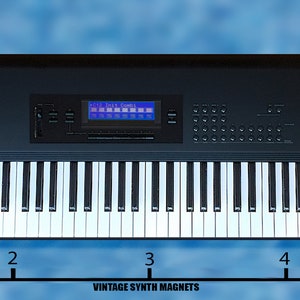 Peut inclure: Un synth&eacute;tiseur Korg T3 noir avec un clavier de 61 touches et un &eacute;cran num&eacute;rique. Le synth&eacute;tiseur mesure 10 cm de large.