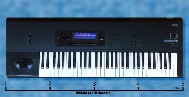 Peut inclure: Un synth&eacute;tiseur Korg T3 noir avec un clavier de 61 touches et un &eacute;cran num&eacute;rique. Le synth&eacute;tiseur mesure 10 cm de large.