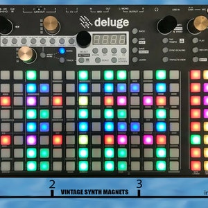 Puede incluir: Un sampler y secuenciador Deluge negro y plateado con una cuadr&iacute;cula de 64 pads de luces de colores. La pantalla muestra "88.88". El dispositivo tiene 10 cm de ancho.