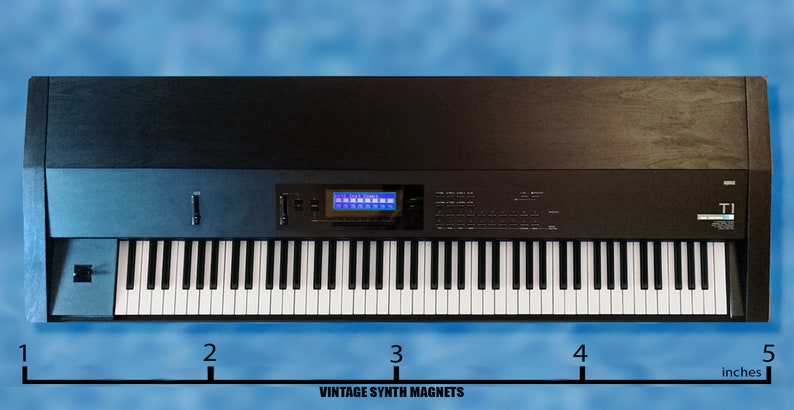 Peut inclure: Un synth&eacute;tiseur noir avec un dessus en bois et un clavier de 61 touches. Le synth&eacute;tiseur poss&egrave;de un &eacute;cran LCD bleu et une vari&eacute;t&eacute; de boutons et de molettes. Le synth&eacute;tiseur mesure 12,1 cm de large.