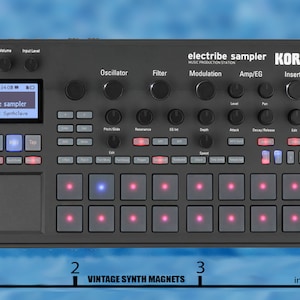Peut inclure: Une station de production musicale noire Korg Electribe Sampler avec un écran LCD bleu affichant "electribe sampler" et "Part01 000 Synthclere". L'échantillonneur possède 16 pads avec des LED rouges, des boutons pour Oscillateur, Filtre, Modulation, Amp/EG et Insert FX, ainsi qu'un bouton de volume.