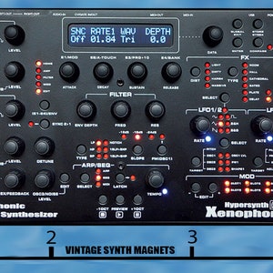 Puede incluir: Un sintetizador anal&oacute;gico monof&oacute;nico Hypersynth Xenophone negro con una pantalla digital y numerosos botones y perillas. El sintetizador tiene 10 cm de ancho.