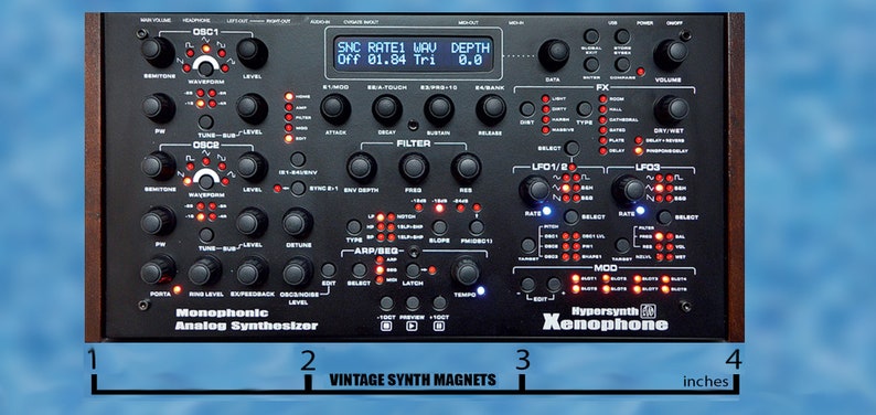 Puede incluir: Un sintetizador anal&oacute;gico monof&oacute;nico Hypersynth Xenophone negro con una pantalla digital y numerosos botones y perillas. El sintetizador tiene 10 cm de ancho.