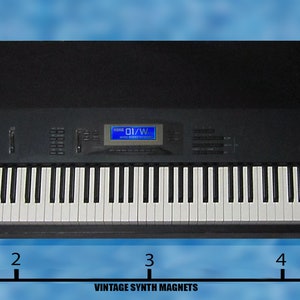 Peut inclure: Un clavier noir avec un clavier de style piano de 88 touches pleine grandeur. Le clavier a un &eacute;cran num&eacute;rique qui affiche "01/W". Le clavier mesure 10 cm de large.