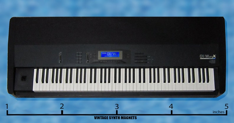 Peut inclure: Un clavier noir avec un clavier de style piano de 88 touches pleine grandeur. Le clavier a un &eacute;cran num&eacute;rique qui affiche "01/W". Le clavier mesure 10 cm de large.