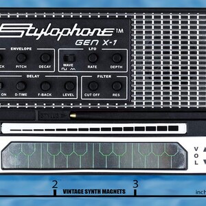 Puede incluir: Un sintetizador vintage Stylophone Gen X-1 negro con un patr&oacute;n de rejilla plateada en la parte delantera. El sintetizador tiene una variedad de botones y perillas para controlar los efectos de sonido, incluyendo envolvente, LFO, retardo y filtro. El sintetizador tiene un teclado sensible al tacto con 12 teclas y una perilla de volumen. El sintetizador tiene 7,6 cm de ancho.
