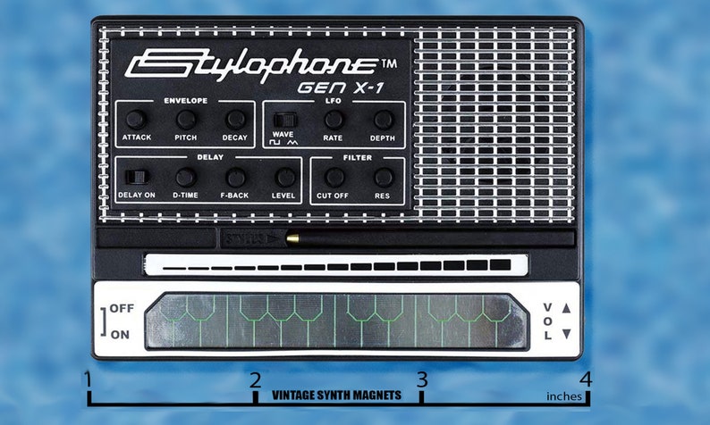 Puede incluir: Un sintetizador vintage Stylophone Gen X-1 negro con un patr&oacute;n de rejilla plateada en la parte delantera. El sintetizador tiene una variedad de botones y perillas para controlar los efectos de sonido, incluyendo envolvente, LFO, retardo y filtro. El sintetizador tiene un teclado sensible al tacto con 12 teclas y una perilla de volumen. El sintetizador tiene 7,6 cm de ancho.